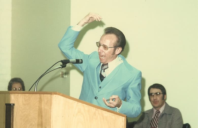 Pastor Wayman Mitchell predicando